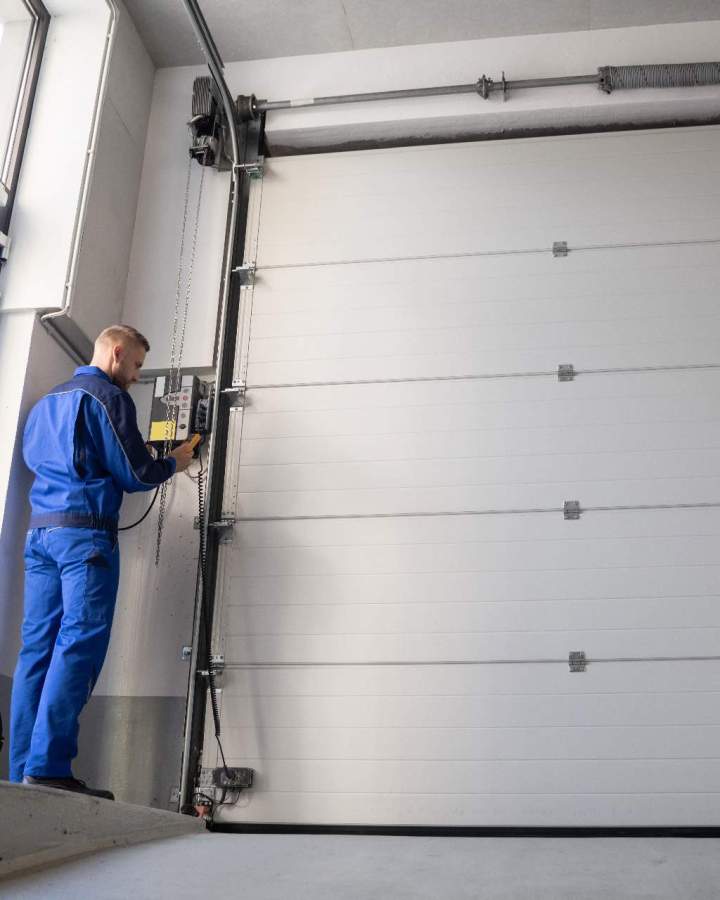 Installation de porte sectionnelle Caen